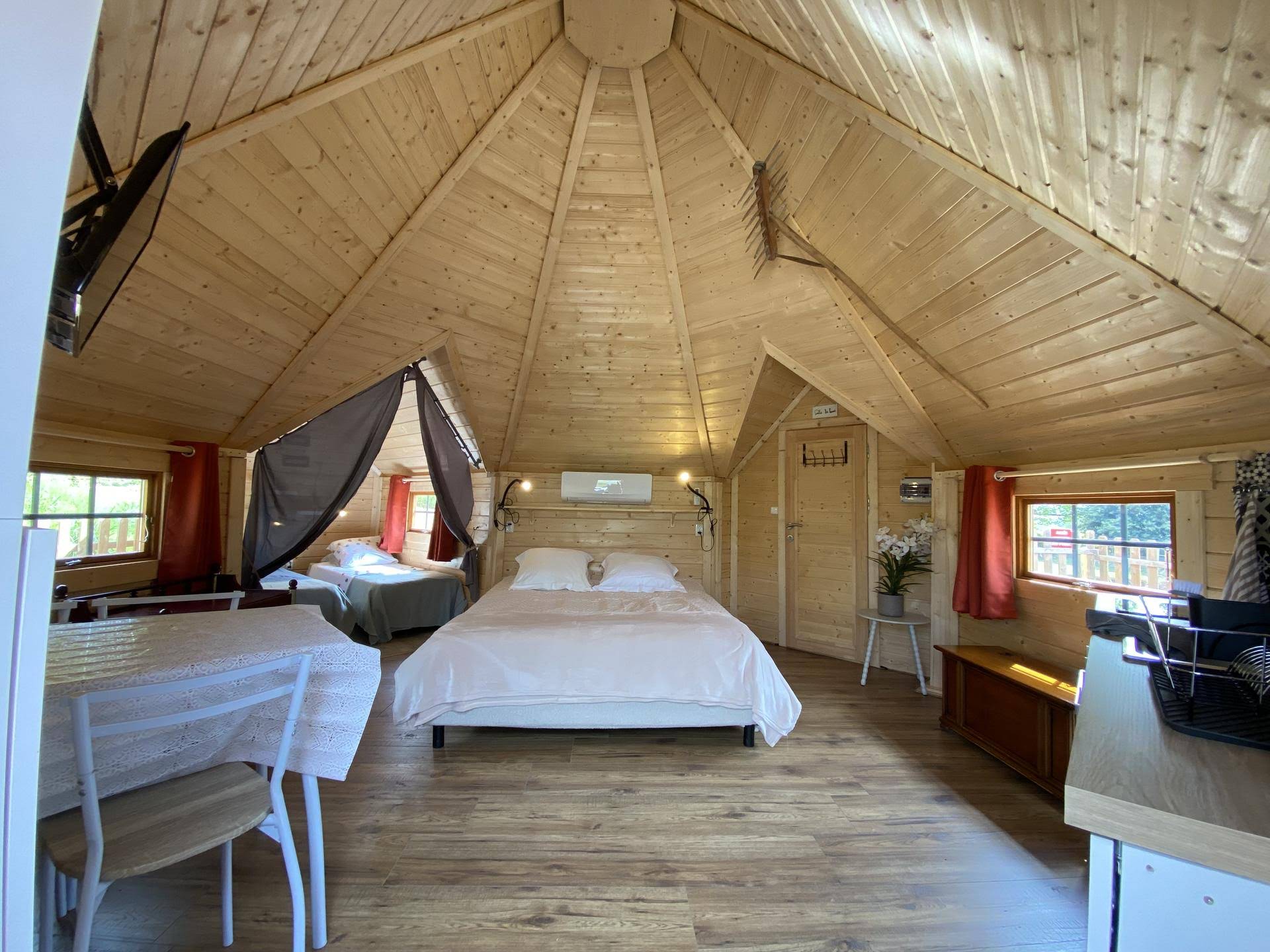 Chambre d'hôte - Vue intérieure d'une chambre en bois