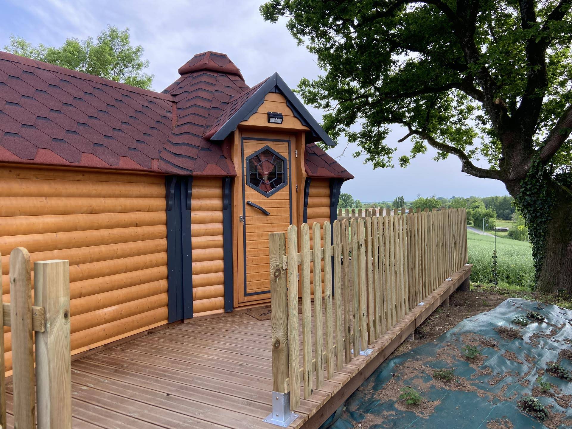 Logement insolite en bois avec toit en tuiles