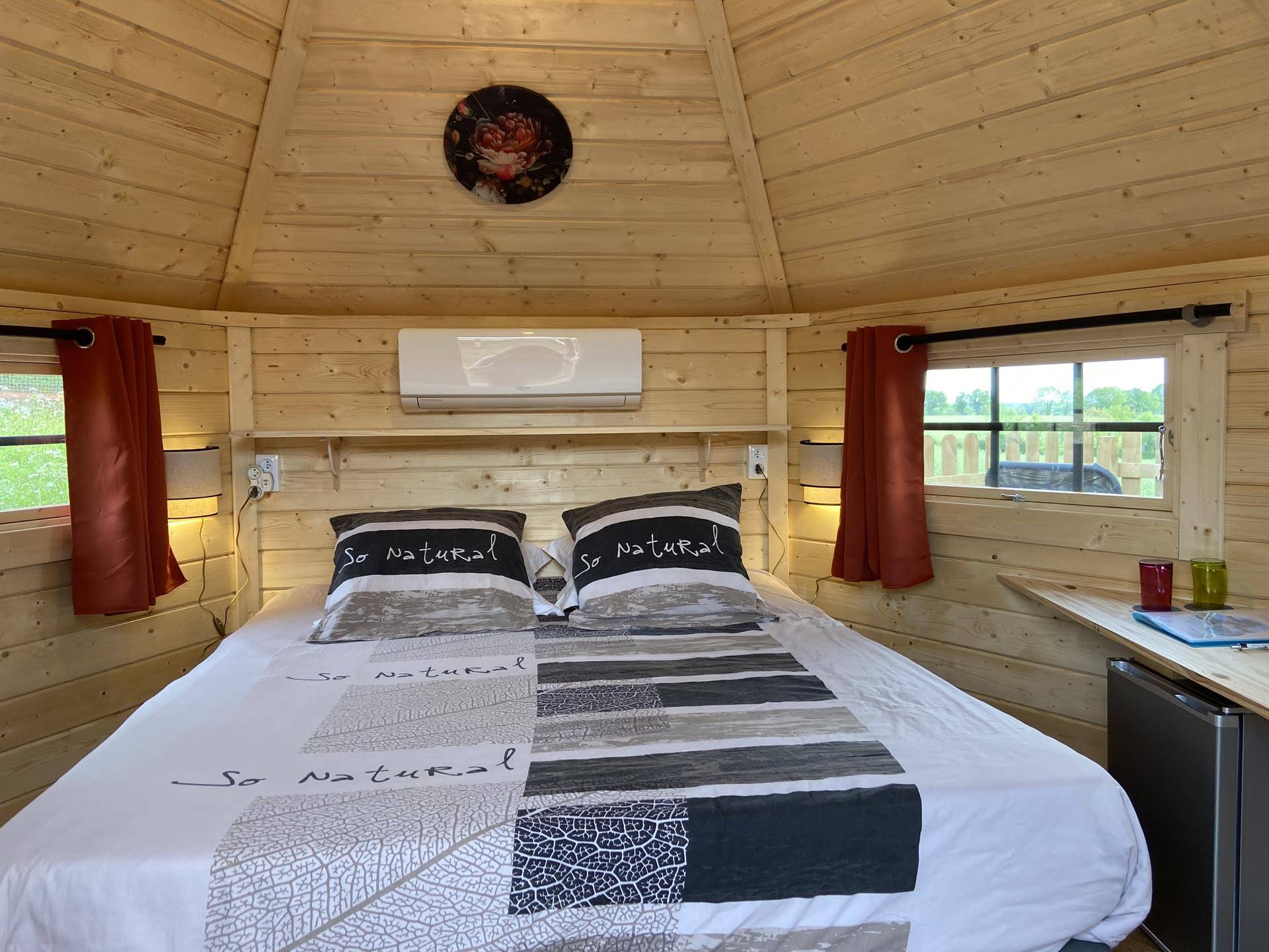 hambre d'hôte avec lit double et décor naturel