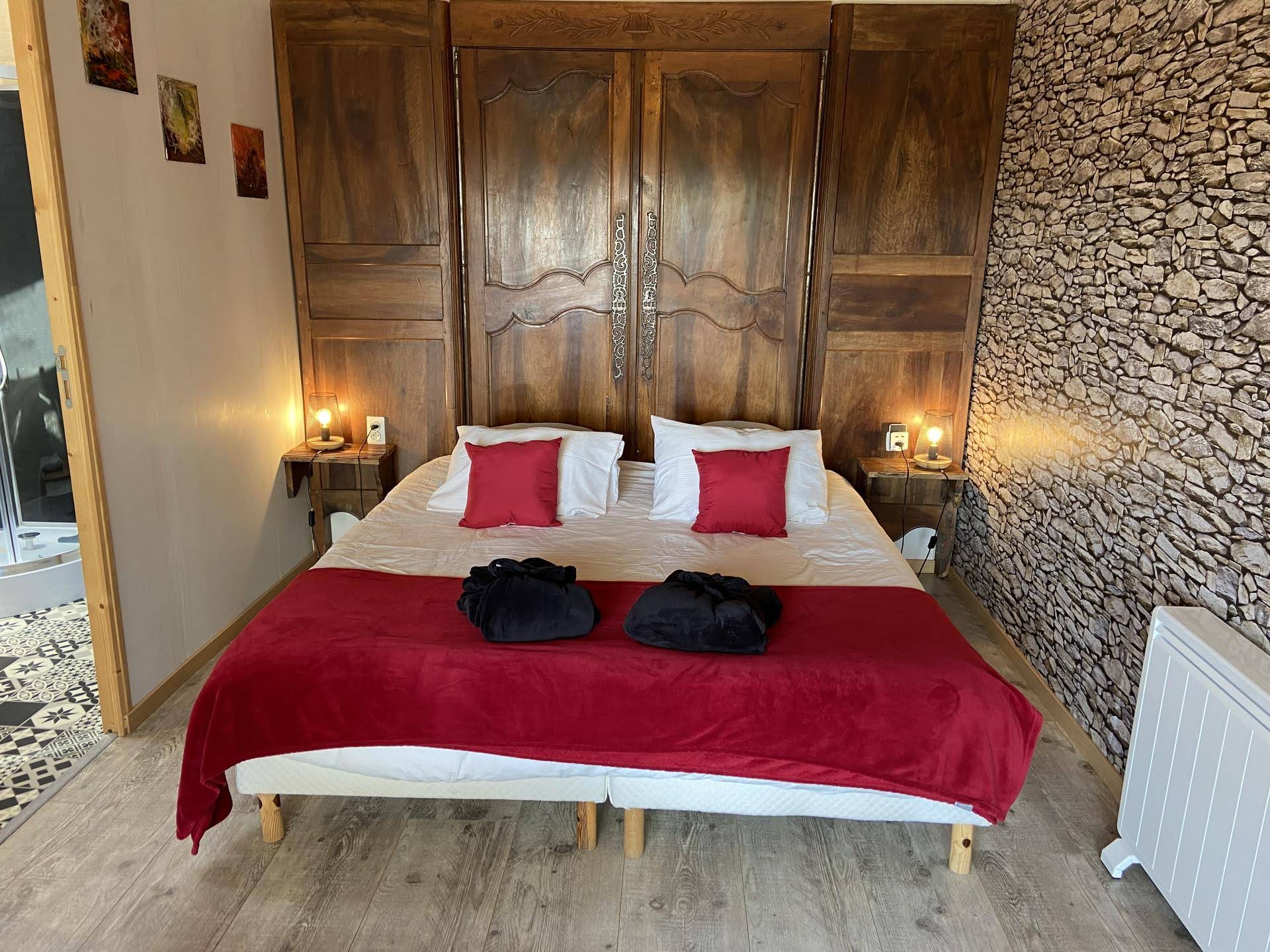 Chambre romantique avec décoration en bois et rouge